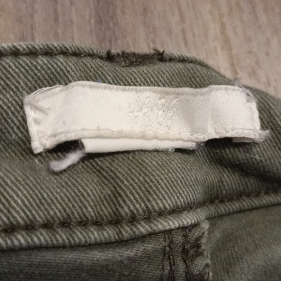 H&M Cargo Green Shorts Size 23 (US) - Picture 3 of 3
